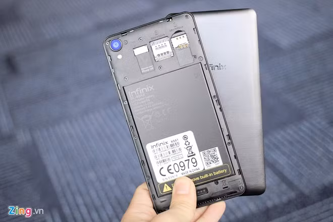 Mặt lưng được làm bằng nhựa xước và có thể tháo rời. Máy hỗ trợ 2 SIM, khe cắm thẻ nhớ tối đa 32 GB.