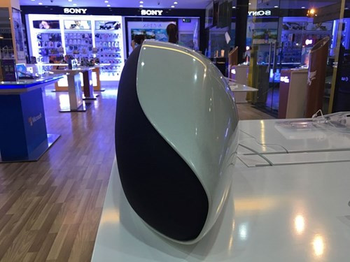 Thuộc dòng loa không dây, Aston MartinZygotetương thích với hầu hết các nguồn tín hiệu audio digital và có thể kết nối với thiết bị số cầm tay chạy hệ điều hành iOS hoặcAndroid thông qua AirPlay, DLNA và Wi-Fi Direct...