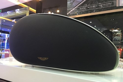 Chiếc loa Aston Martin Zygote màu trắng đục này do hệ thống Mai Nguyên tiến hành mở hộp.