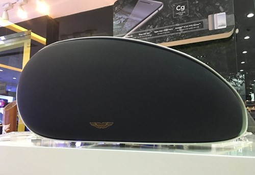  Loa Aston Martin Zygote là sản phẩm hợp tác giữa hãng xe siêu sang Aston Martin (Anh quốc) và nhà sản xuất thiết bịâm thanh gia đìnhAudiomoda (Na Uy) - sự pha trộn giữa thiết kế xe hơi và âm thanh.