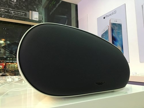 Có thể thấy điều đó ngay từ kiểu dáng độc đáo củaZygote, mẫuloa nàytrông giống như một chiếc gương ngoài bên phải của ôtô, nhưng được phóngto với những đường cong mềm mại tinh tế.