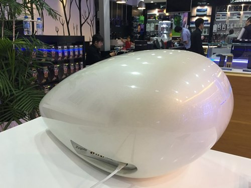 Sản phẩmcó 3 tuỳ chọnmàutrắng sương, cam và đen với giá bán tương đương 3.630USDtại Anh.