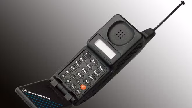  Motorola MicroTAC (1989): Từng là biểu tượng của giới doanh nhân những năm 1980 và 1990, kiểu thiết kế nắp gập ở mặt trước bàn phím của chiếc máy này đã châm ngòi cho một cuộc chiến trong ngành công nghiệp di động.