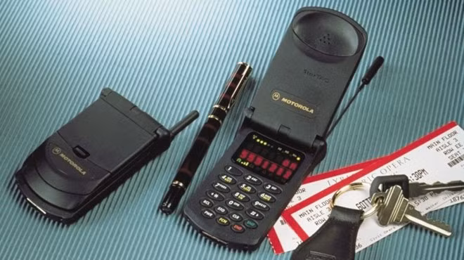  Motorola StarTAC (1997): Lấy cảm hứng từ bộ phim khoa học viễn tưởng Du hành giữa các vì sao - Star Trek, StarTAC là chiếc điện thoại nắp gập đầu tiên trên thế giới và tạo nên trào lưu của nhiều năm sau đó. Thiết bị được yêu thích nhờ thiết kế đẹp và dễ dàng mang theo bên mình.