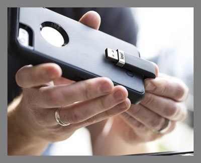  Ổ cứng lưu trữ ngoài Leef iBridge (60 USD) Các sản phẩm của Apple thường không hỗ trợ thẻ nhớ microSD. Điều này khiến cho việc lưu trữ hình ảnh, video trở nên khó khăn. Giờ đây, công nghệ lưu trữ đám mây đã giúp bạn giải quyết hạn chế này. Tuy nhiên, nếu bạn không muốn đặt niềm tin vào phương pháp này, Leef iBridge có lẽ là lựa chọn thích hợp. Sản phẩm là ổ đĩa flash tích hợp với cổng lightning và USB.