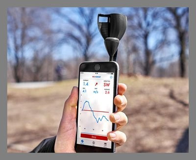  Máy đo gió Vaavud (60 USD) Đây không phải thiết bị cần phải có với số đông người dùng, nhưng nó lại rất hữu dụng với những người lướt ván, đua thuyền hoặc thủy thủ, bởi tốc độ gió rất quan trọng. Vaavud sẽ cung cấp cho người dùng tốc độ gió, hướng gió qua việc gắn máy đo vào giắc cắm tai nghe.