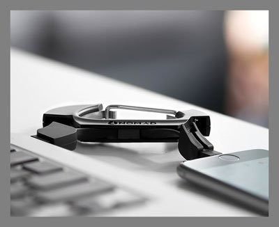  Sạc NomadClip (30 USD) Sản phẩm NomadClip có thể đóng vai trò như một móc đeo chìa khóa. Ngoài ra, nó còn có cáp chuyển đổi Lightning thành USB. Điều này giúp bạn có thể sạc hoặc truyền tải dữ liệu giữa iPhone và máy tính. Đây là sản phẩm khá đơn giản nhưng cũng rất hữu dụng và hiệu quả.