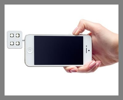  Đèn flash gắn ngoài iBlazr (60 USD) iPhone vẫn đang là một trong những mẫu di động được trang bị máy ảnh tốt nhất trên thị trường. Tuy nhiên, nó còn được hỗ trợ thêm bởi rất nhiều phụ kiện đi kèm. iBlazr là một trong số đó. Chiếc đèn flash gắn ngoài này giúp cải thiện khả năng chụp trong điều kiện thiếu sáng. Đặc biệt, nó sẽ giúp ích rất nhiều khi chụp những bức ảnh selfie.