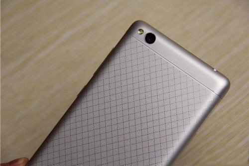 Camera chính của Redmi 3 có độ phân giải 13 MP, khẩu độ f/2.0, đèn flash LED. Ngoài ra, nó còn được trang bị công nghệ lấy nét theo pha với tốc độ 0,1 giây, nhận diện khuôn mặt, chụp HDR, panorama, quay phim Full HD.