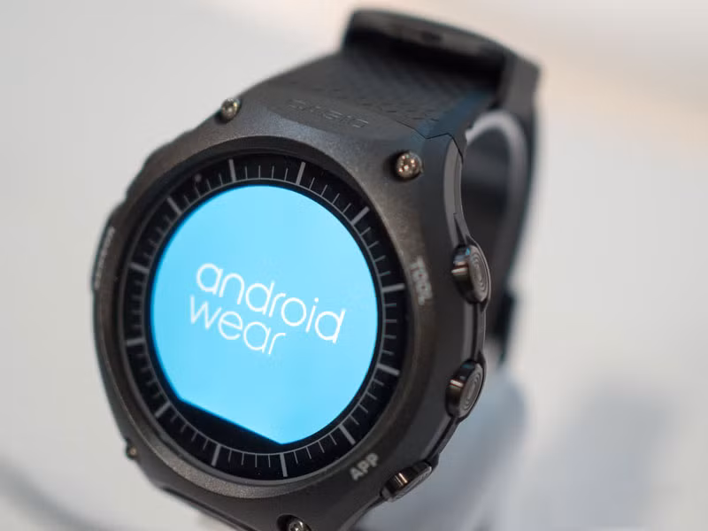 WSD-F10 chạy hệ điều hành Android Wear, nó hỗ trợ kết nối Wi-Fi, Bluetooth 4.1.