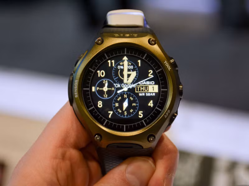 Ngoài ra, nó có thể hoạt động dưới nước ở độ sâu 50m. Vì vậy, người dùng có thể sử dụng WSD-F10 để leo núi, vượt thác…