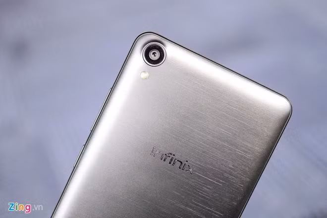 Máy ảnh chính có độ phân giải 8 MP kèm đèn flash.