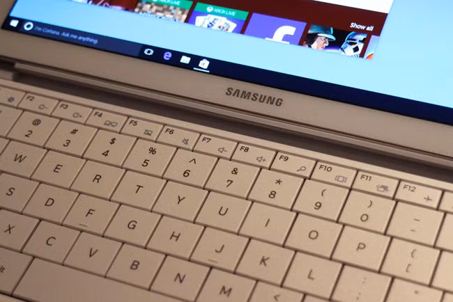 Qua thử nghiệm, hệ điều hành Windows hiển thị hình ảnh đặc biệt chi tiết và sống động. Theo đánh giá chung, “siêu phẩm” mới của Samsung đang đứng đầu bảng về chất lượng màn hình trong dòng tablet cao cấp hiện nay.