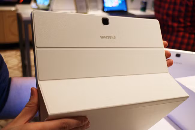 Trọng lượng máy là 693 gram và có hỗ trợ LTE Cat.6 như một tùy chọn.