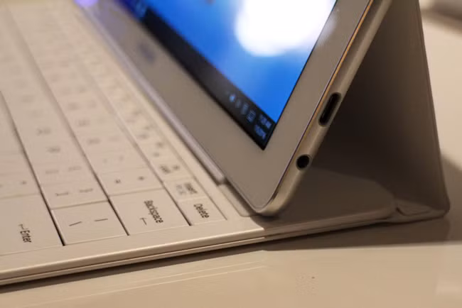 Máy đi kèm với một bàn phím kích cỡ đầy đủ, có bản lề linh hoạt, có touchpad khá rộng rãi và nhạy để có thể sử dụng như một máy tính xách tay.