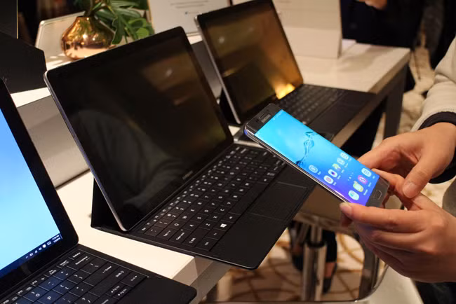 Người chủ sở hữu chỉ cần có trong tay smartphone cao cấp Galaxy S6 là có thể dễ dàng mở khóa máy tính bảng Galaxy Tab Pro S.