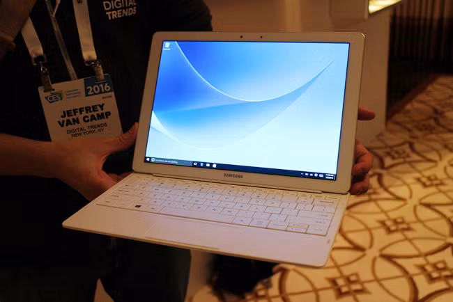 Samsung Galaxy TabPro S là máy tính bảng lai 2 trong 1 sử dụng Windows 10 đầu tiên của Samsung.