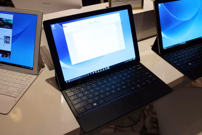 Khi Windows đề nghị sử dụng điện thoại giống như một hotspot, người dùng chỉ cần nói "Yes" để xác nhận. Thậm chí, chiếc máy này còn có thể gửi thông điệp chặn từ điện thoại đã ghép nối, tương tự như tính năng iMessage trên dòng Macbook của Apple.