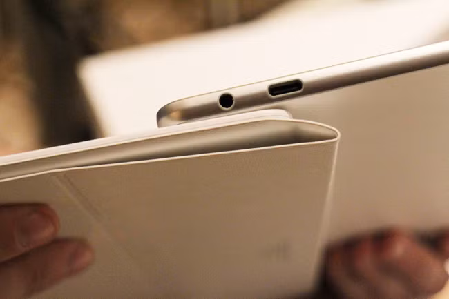 Samsung còn tích hợp bàn phím từ tính mới vào Tab Pro S với các phím siêu mỏng và cảm giác mượt mà, “vượt mặt” các đối thủ cạnh tranh khác. Với bàn phím đặc biệt này, người dùng chỉ cần nhẹ nhàng tương tác, tránh được hiện tượng mỏi cơ khi phải sử dụng thiết bị trong thời gian dài.