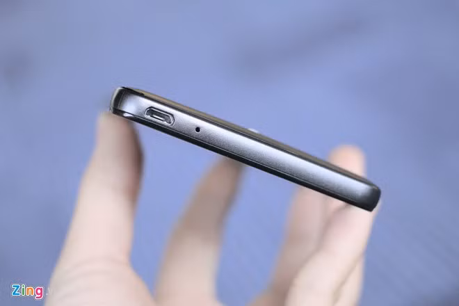 Cạnh dưới là loa thoại và cổng kết nối microUSB. Hote Note cũng được trang bị công nghệ sạc nhanh, thỏi pin 4.000 mAh có thể sạc được cho 1 smartphone khác qua cổng OTG.