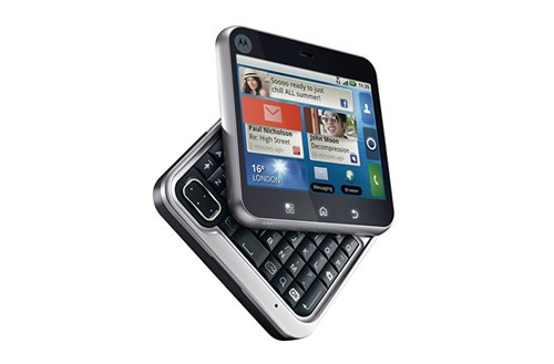 MOTOROLA FLIPOUT: Là một chiếc điện thoại Android có thiết kế hình vuông, bàn phím QWERTY xoay, kích thước máy 67x67x17mm, nặng 120 g. Màn hình cảm ứng đa điểm 2.8 inch độ phân giải 320x240 pixel QVGA. Điểm nhấn của Flipout chính là sử dụng cơ chế xoay 180 độ.