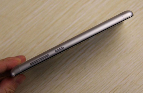 Phím tăng giảm âm lượng và nút nguồn ở cạnh phải.