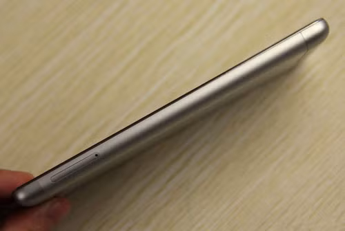 Khe cắm SIM kiêm khe cắm thẻ nhớ nằm bên cạnh trái.