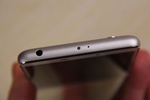 Đỉnh máy có jack cắm tai nghe 3,5mm, cổng hồng ngoại và micro chống ồn.