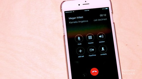 7. Bấm và giữ nút giữa để từ chối và chuyển cuộc gọi đó đến hộp thư thoại (Ảnh: BusinessInsider)