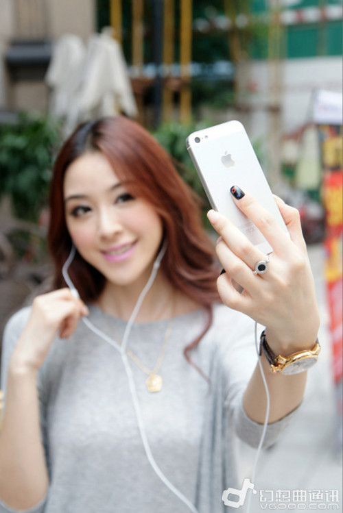 8.Mở ứng dụng máy ảnh lên và bấm vào nút tăng hoặc giảm âm lượng của tai nghe để chụp (Ảnh: VGOOO)