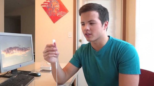 3. Nhấn giữ nút giữa khoảng 2 giây để từ chối cuộc gọi thứ hai (Ảnh: YouTube)