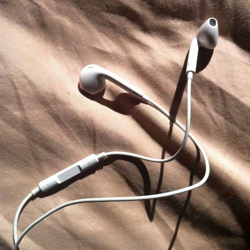 2. Nếu bạn đang nghe máy, có người khác gọi đến thì hãy bấm nút giữa để chuyển sang cuộc gọi mới.Cuộc gọi trước sẽ chuyển sang chế độ chờ (Ảnh: Danspira)