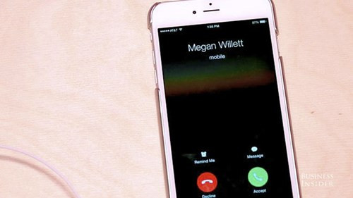 6.Nhấn nút giữa để từ chối cuộc gọi mới(Ảnh: BusinessInsider)