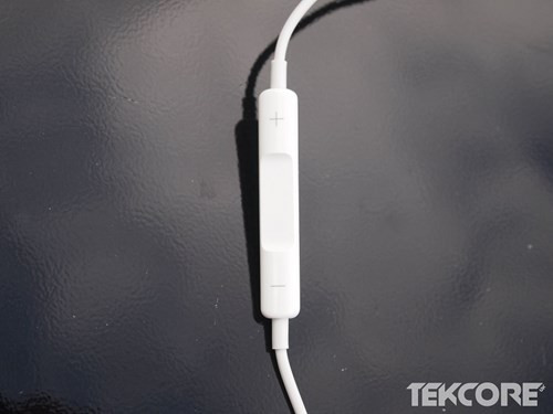 9.Nhấn nút giữa để phát, tạm dừng hoặc tiếp tục một bài hát hoặc video (Ảnh: Tekcore)