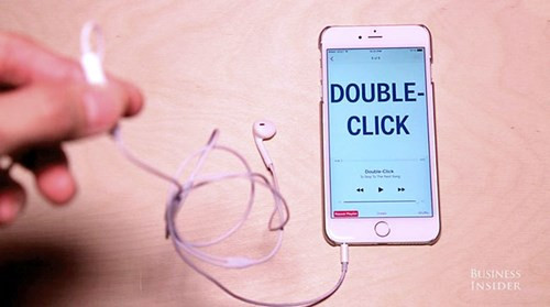 5.Nhấn nút giữa hai lần để chuyển sang bài hát tiếp theo (Ảnh: BusinessInsider)