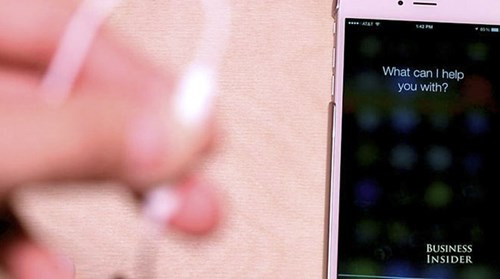 10. Ở màn hình chính, bấm và giữ nút giữa để kích hoạt Siri (Ảnh: BusinessInsider)