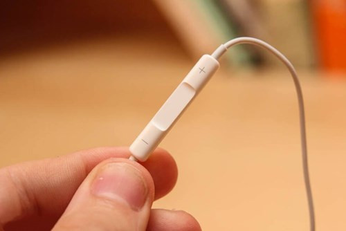 4. Nhấn nút giữa để nhận cuộc gọi (Ảnh: Pocket-lint)