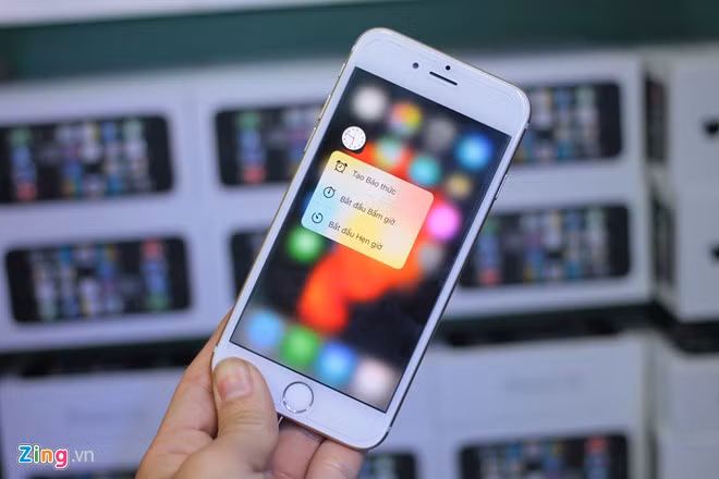 Điểm đặc biệt là mẫu iPhone 6S nhái này cũng hỗ trợ cả 3D Touch, nó hoạt động tương tự như trên iPhone xịn.