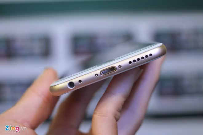 Chiếc iPhone này cũng dùng cổng kết nối Lightning. Dải loa ngoài, giác cắm tai nghe cho đến 2 ốc vít đều được làm tinh xảo.