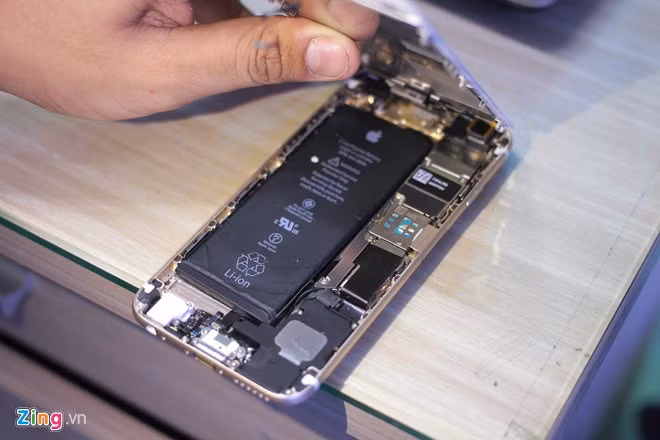 Một cách kiểm tra khác mở máy ra. Main của iPhone 5S sẽ ngắn và có 3 con ốc thẳng hàng. Trong khi đó, main của iPhone 6S dài hơn.