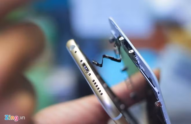 Đây là dây Home của iPhone 5S, trong khi iPhone 6S sử dụng 1 thanh kim loại mỏng, không làm dạng dây bọc mềm.