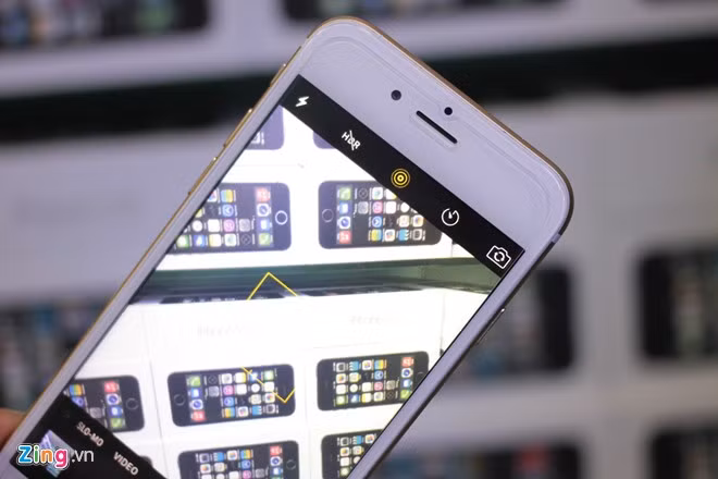 Chiếc iPhone này cũng có cả tính năng Live Photo. Tuy nhiên nếu dùng camera trước thì máy thật sẽ lóe sáng màn hình còn chiếc iPhone này không có.