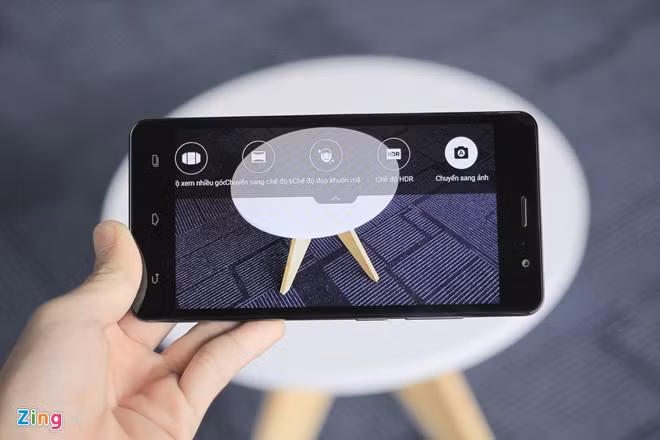 Giao diện camera đơn giả với một số chế độ được cài sẵn. Trong điều kiện ánh sáng tốt, máy cho tốc độ bắt nét nhanh, màu sắc khá chân thực.