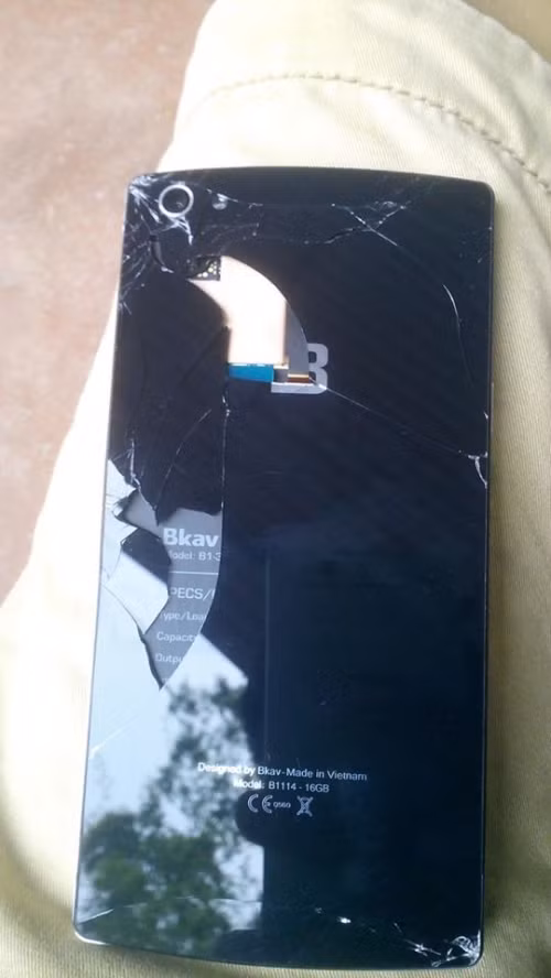 Qua soc: Dien thoai Bphone 'khe roi da nat vun nhu tam'-Hinh-4