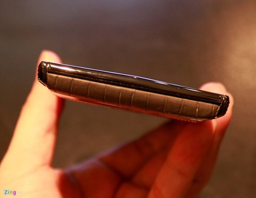 Vertu cho biết, họ tự gia công các chất liệu này từ Anh​. Tất cả​ đều được làm bằng tay.