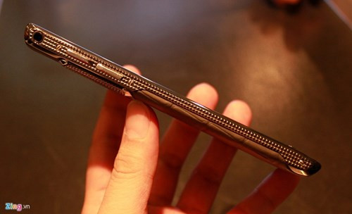 Hai cạnh bên sử dụng các họa tiết nổi, với những đường nét dứt khoát, mạnh mẽ. Cạnh trái là hai phím âm lượng cùng giắc cắm tai nghe.