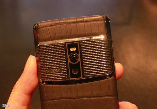 Mặt sau là camera 21 MP kèm đèn flash, phần nắp kim loại và nút mở khe SIM.