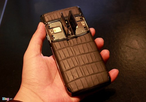 Vertu thiết kế nắp SIM và thẻ nhớ dạng "cánh chim", mở và đóng bằng cách xoay nút theo từng chiều khác nhau.