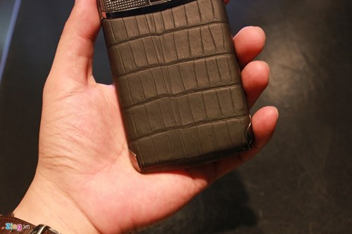 Mặt lưng có nhiều loại họa tiết. Đặc điểm chung là lớp da được gia công kỹ lưỡng, cảm giác cầm khá mềm và ôm sát tay.