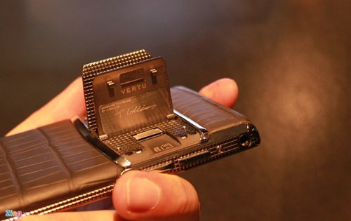 Mỗi máy sẽ có chữ ký của nghệ nhân gia công và ghi rõ​ xuất xứ. Hãng cho biết, mỗi chiếc máy do một nghệ nhân khác nhau đảm nhận.